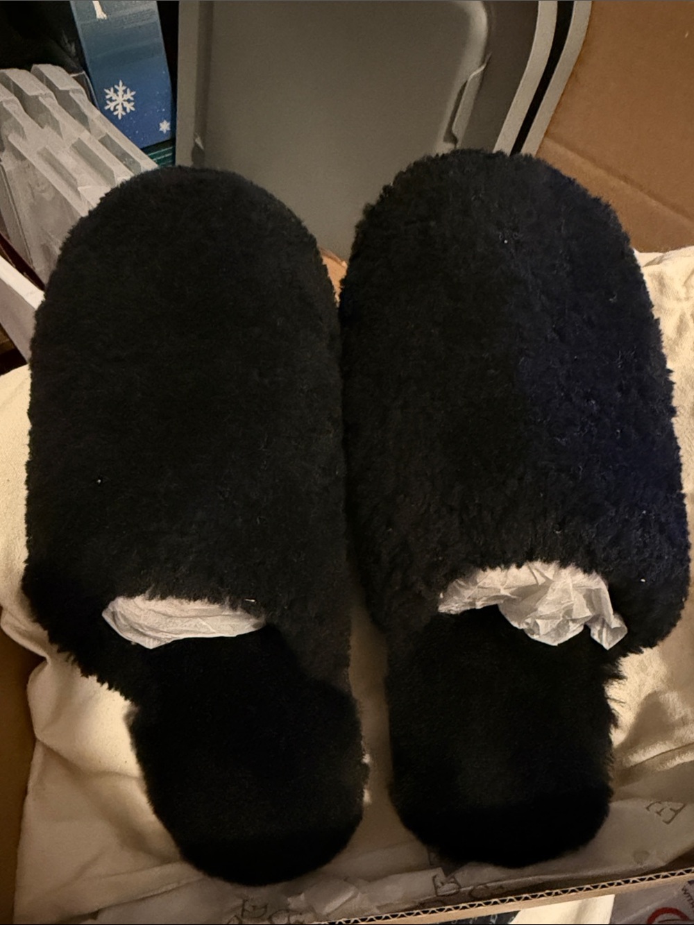 Cozy Earth Black Fuzzy sheep Slippers nib